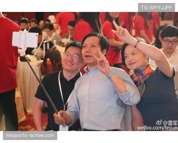 杨千霖出门那阵仗，外套能顶我三年生活费，站在人群里像在办秀