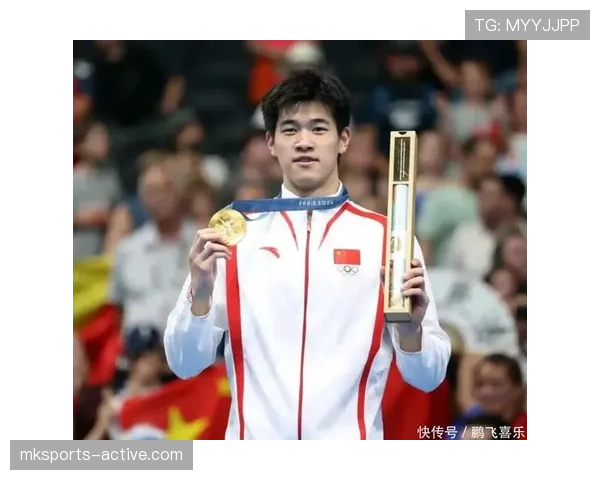 潘展乐隔壁穿拖鞋上场，球迷都看懵了这日常啥水平？