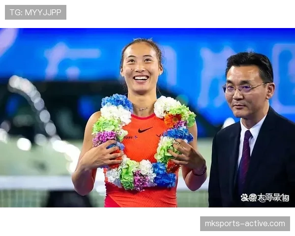 郑钦文赛后啃汉堡的样子，真的不像刚赚了几百万的人